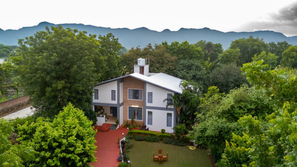 ELegant 5 BHK villa near fatehsagar lake